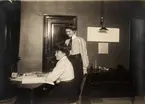 Fotografi ur album tillhörande Ester Holmberg, anställd vid Telegrafstyrelsens statistikavdelning 1902. Fotografierna troligen tagna 1907. Maja Stridberg sittande.