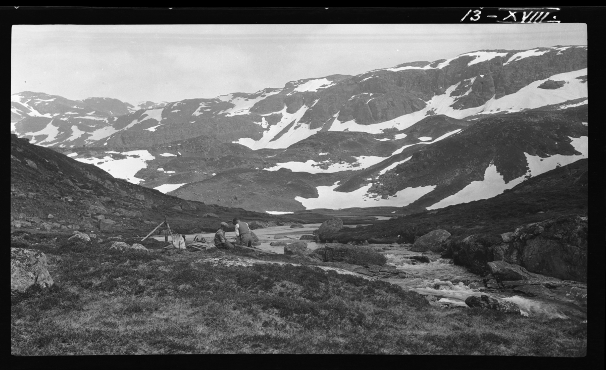 Risbuelva. Vannområdet er tegnet inn som "Stille". Juvastøl ligger rett rundt svingen i elva på vesntre side. Mennene sitter omtrent ved Fastmerke 2.