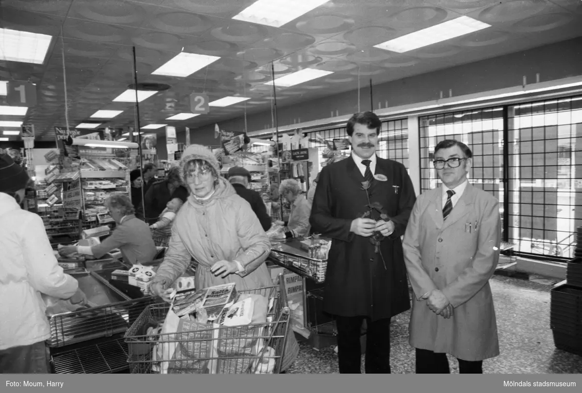 Olle Eriksson och Werner Fasnacht i livsmedelsaffären Almåsboden i Lindome, år 1984.

För mer information om bilden se under tilläggsinformation.