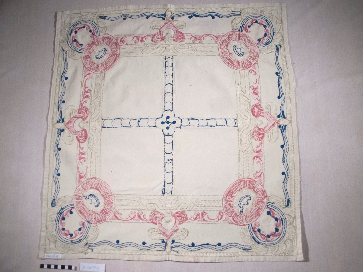 Bomullslerret, falda og brodert med attersting.