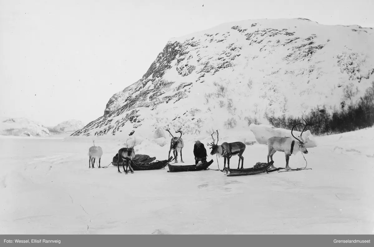 På isen i Soldatbukta i Kirkenes ca 1900, Kjerringstupet i bakgrunnen.