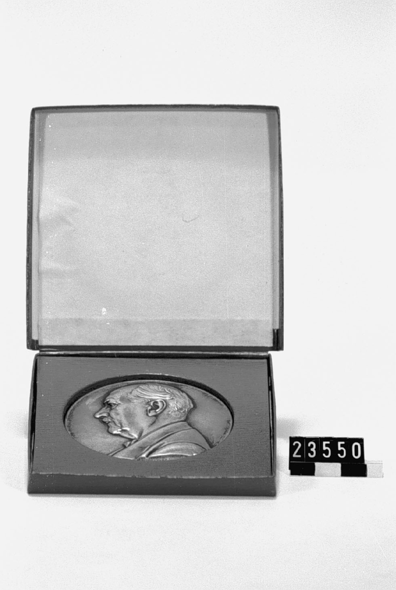 Sven Wingquist var en svensk uppfinnare som grundade en hel industri. Sfäriska kullager, som han tog patent på 1907 erövrade världen. Svenska Kullagerfabriken, SKF är än idag ett ledande internationellt företag.