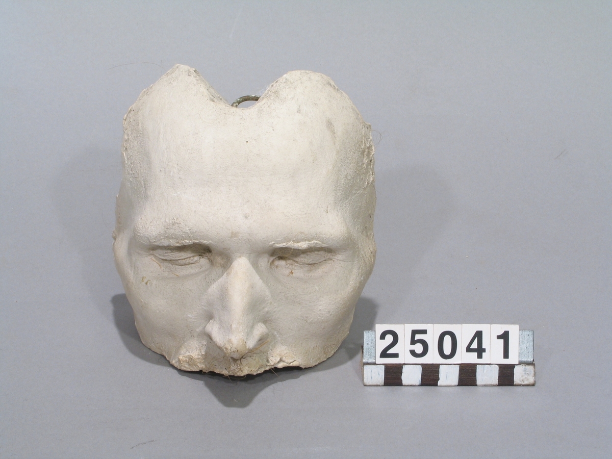 Dödsmask, av Helge Palmcrantz, i gips.