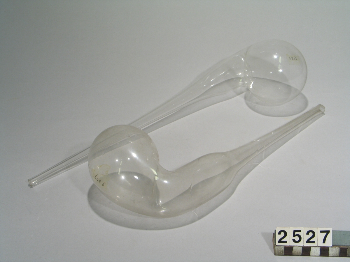Fyra st. otubulerade retorter, den enes rymd ca. Â« liter. 2 x Längd: 570 mm, höjd: 310 mm resp. längd: 500 mm, höjd: 190 mm.
