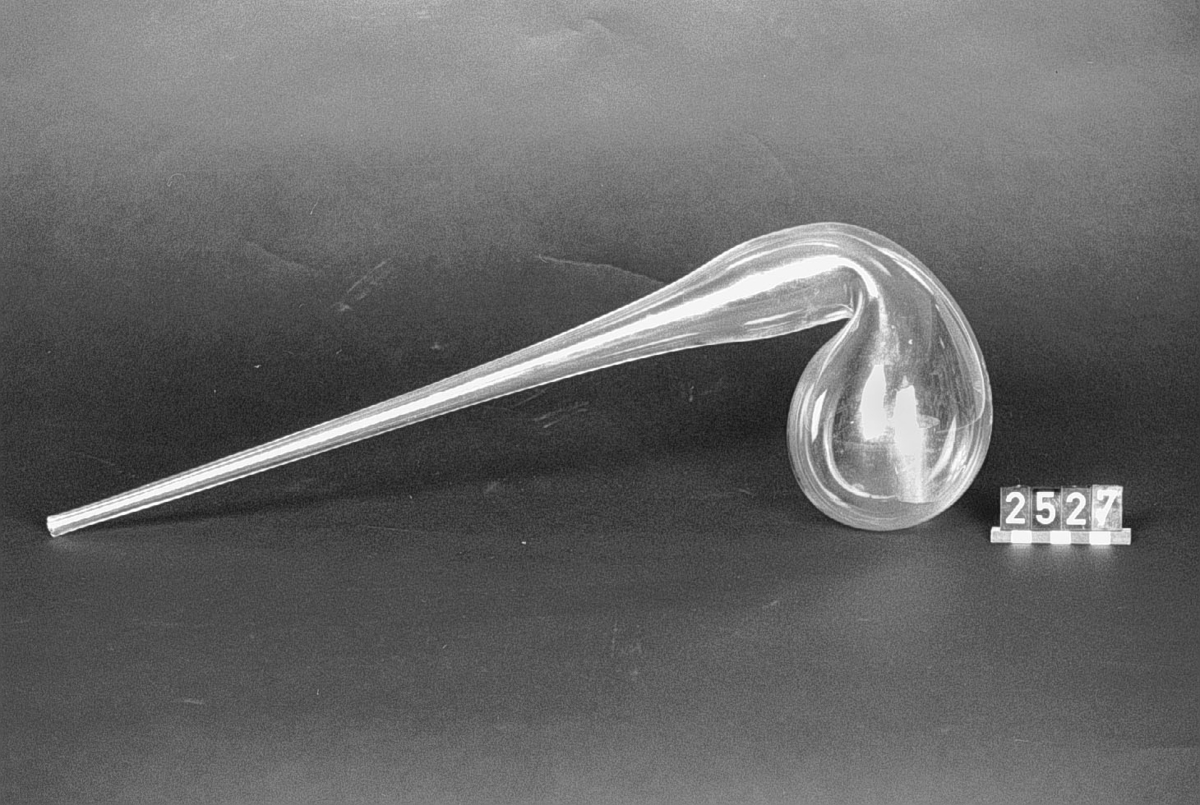 Fyra st. otubulerade retorter, den enes rymd ca. Â« liter. 2 x Längd: 570 mm, höjd: 310 mm resp. längd: 500 mm, höjd: 190 mm.