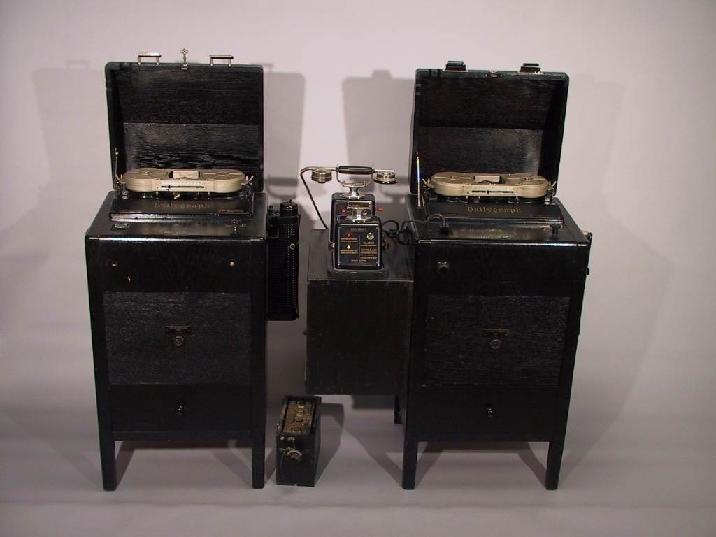 Talregistreringsapparatur, i två skåp. Magnetiserad ståltråd i kassetter.
Tillbehör: Lösa delar: 2 hörtelefoner, 2 bordtelefoner (den ena utan handmikrotelefon), 1 Nife-ackumulator, 2 nycklar, 6 trådmagasin, 4 hjul, 1 plåtask med metallremsor samt 1 sladd.