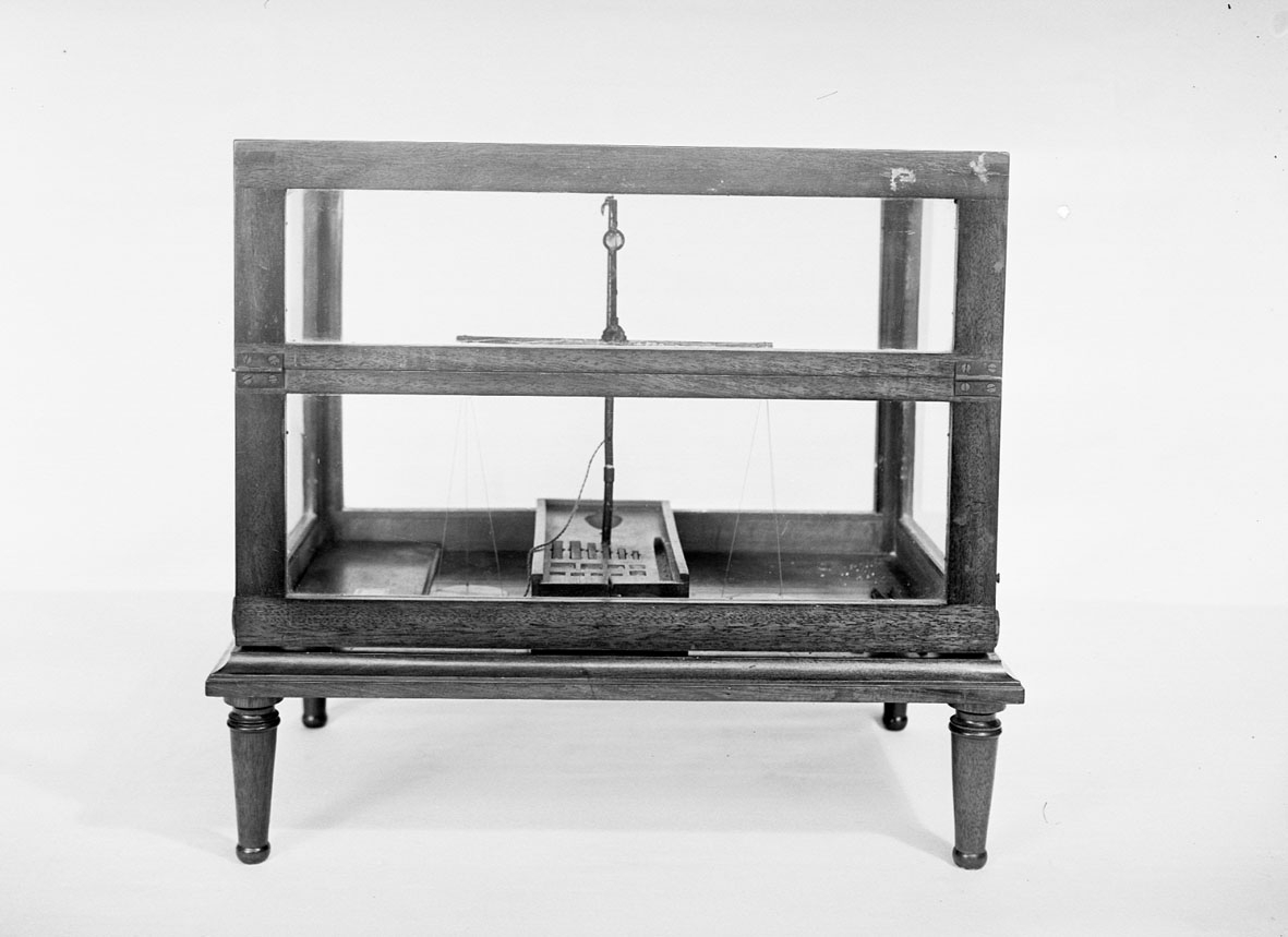 Bergskemisk våg, s.k."Faluvåg", med parallelepediska gramvikter i träfodral (varav en vikt saknas). Signerad: "Carl Rosén Falun".