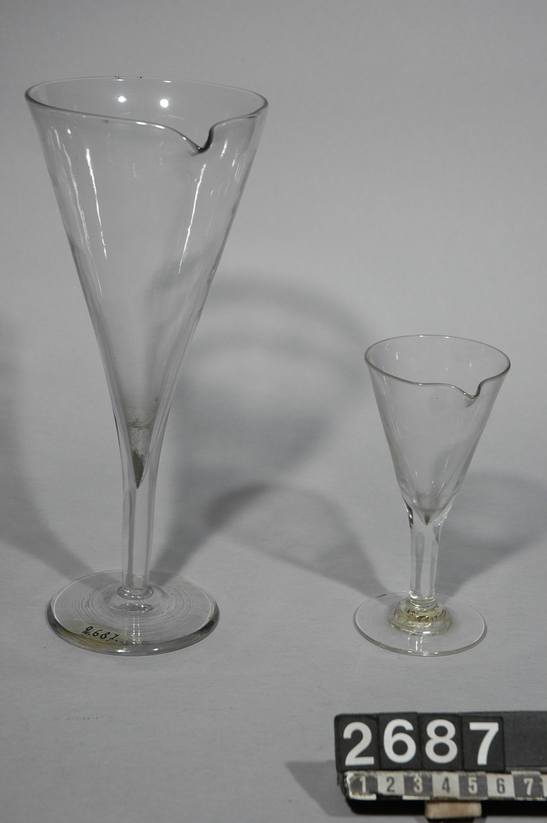 Två koniska glas med pip (Carl Daniel Ekman). Det större, vikt: 0,3kg H 233 D 95 Det mindre, vikt: 0,1kg H 125 D 60