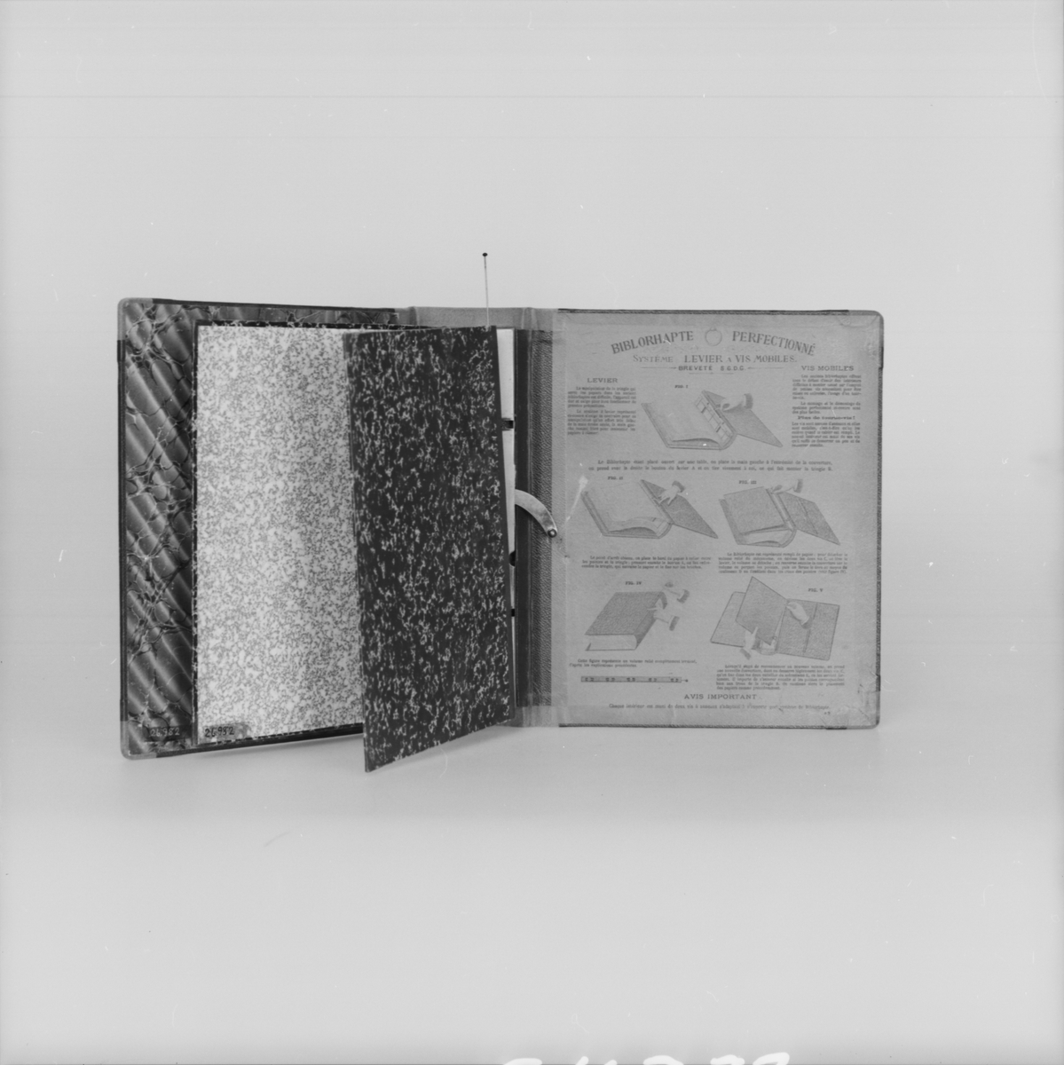 Pärm för arkivering. Text på rygg "Correspondance" "1892" "Biblorhaptes Perfectionnés, Systéme levier Ã  vis mobiles, Format No 1"