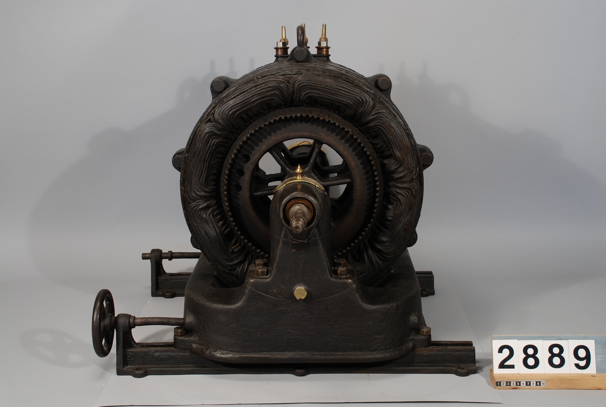 15 hkr., 100 varv, 150/260 v., 70 perioder. Korglindad kortslutsrotor med stort startmoment och god kylning. 1000 varv/min, 1507260 volt, 70 perioder, 15 hk. Kortsluten.