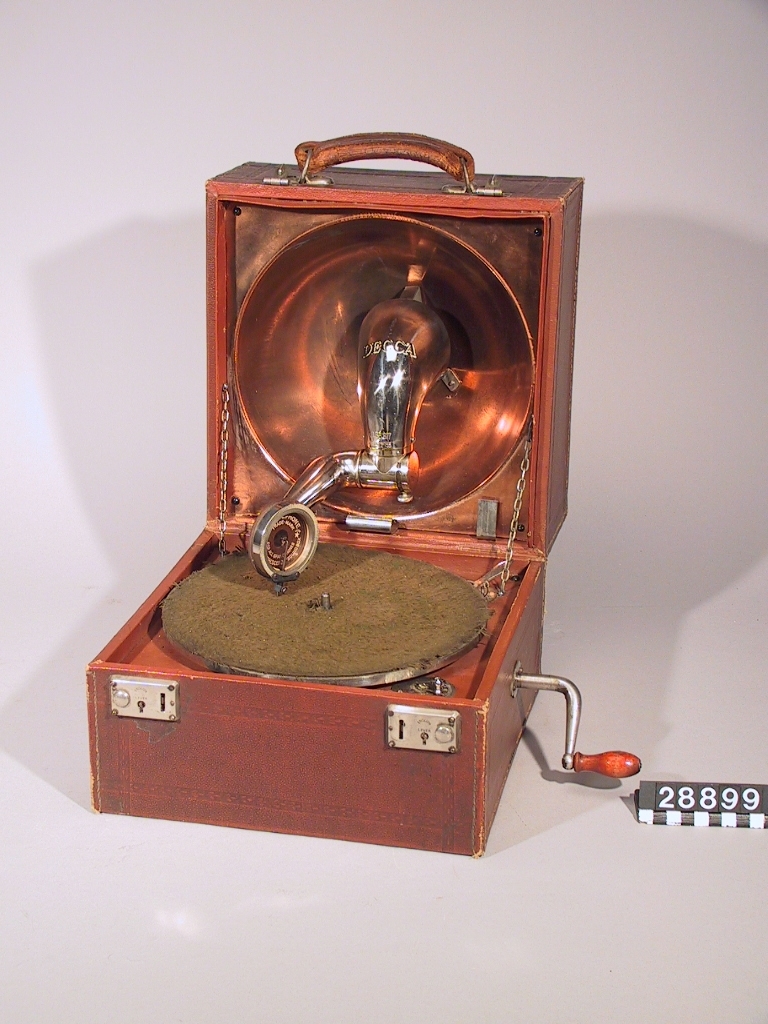 Resegrammofon "Decca". Med tratt inbyggd i locket. Ljuddosa Ducephone, Schweiz.