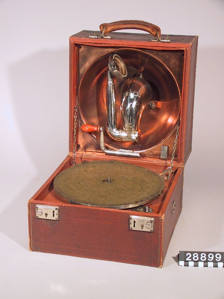 Resegrammofon "Decca". Med tratt inbyggd i locket. Ljuddosa Ducephone, Schweiz.