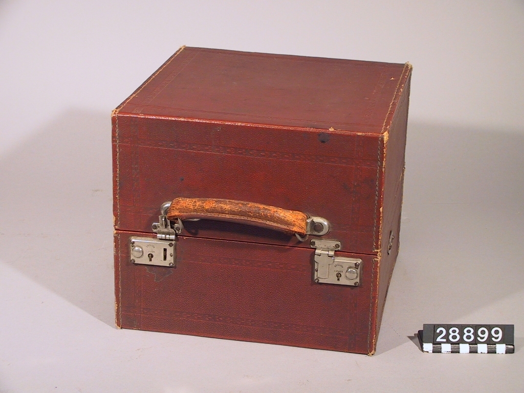 Resegrammofon "Decca". Med tratt inbyggd i locket. Ljuddosa Ducephone, Schweiz.