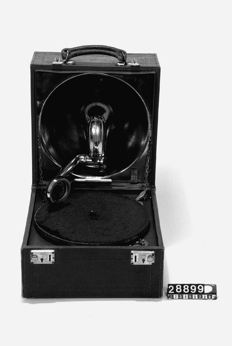 Resegrammofon "Decca". Med tratt inbyggd i locket. Ljuddosa Ducephone, Schweiz.