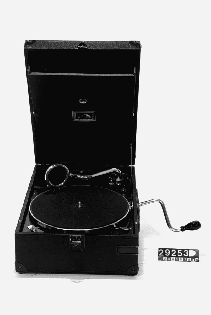 Resegrammofon, klädd md svart konstläder. Ljuddosa av fabriksmärket HMV 4.