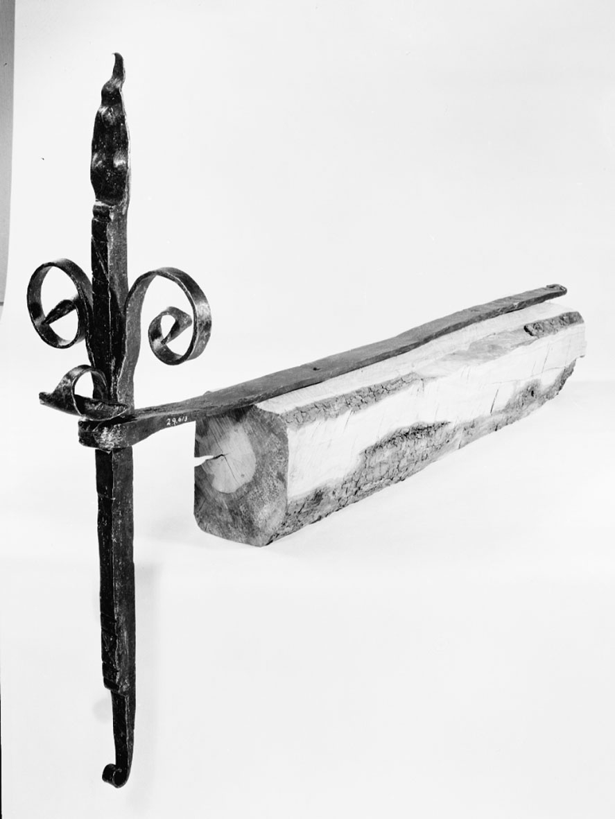 Två delar. a). Längd: 1350 mm, vikt: 5,5 kg. b). Längd: 850 mm, vikt: 5,6 kg.