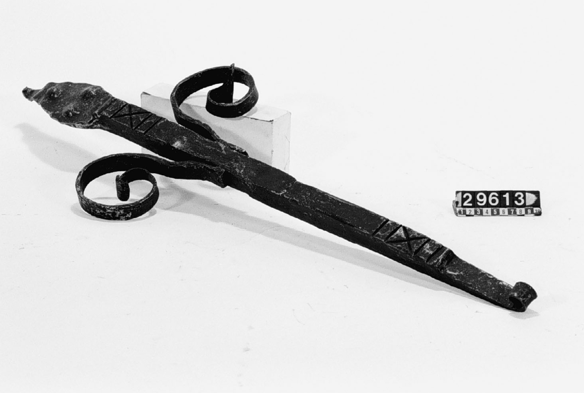 Två delar. a). Längd: 1350 mm, vikt: 5,5 kg. b). Längd: 850 mm, vikt: 5,6 kg.