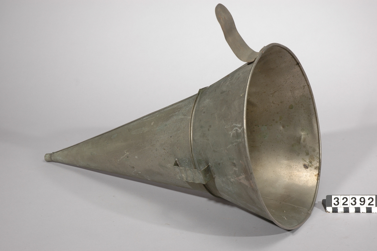 Fonograf med 3 trattar. Märkt: T A Edison, et als. Orange, NJ, USA Ljuddosa Recorder. Grönbetsad. Trattmåtten: den blanka L:535mm, Diam,311mm,B:400mm, Vikt:1,15kg. den röd/guldfärgade, L250mm,Diam:261mm, vikt:0,15kg.
Består av TM32392:1-4