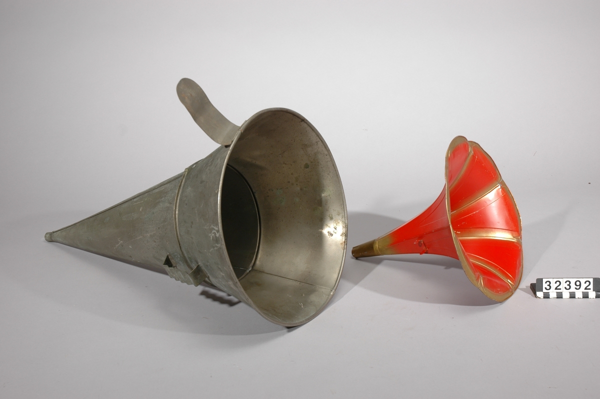 Fonograf med 3 trattar. Märkt: T A Edison, et als. Orange, NJ, USA Ljuddosa Recorder. Grönbetsad. Trattmåtten: den blanka L:535mm, Diam,311mm,B:400mm, Vikt:1,15kg. den röd/guldfärgade, L250mm,Diam:261mm, vikt:0,15kg.
Består av TM32392:1-4