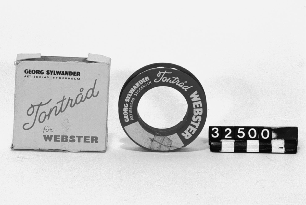 Tontråd för Websters tråddiktafon. Totalt 10 st. spolar tontråd legerad, rostfri och tillverkad enligt Websters spec. En spole i originalkartong 30 min speltid. Tontråden 0.10 mm x diam. br-si ? Kartongens längd: 73 mm, bredd: 73 mm, höjd: 18 mm.
