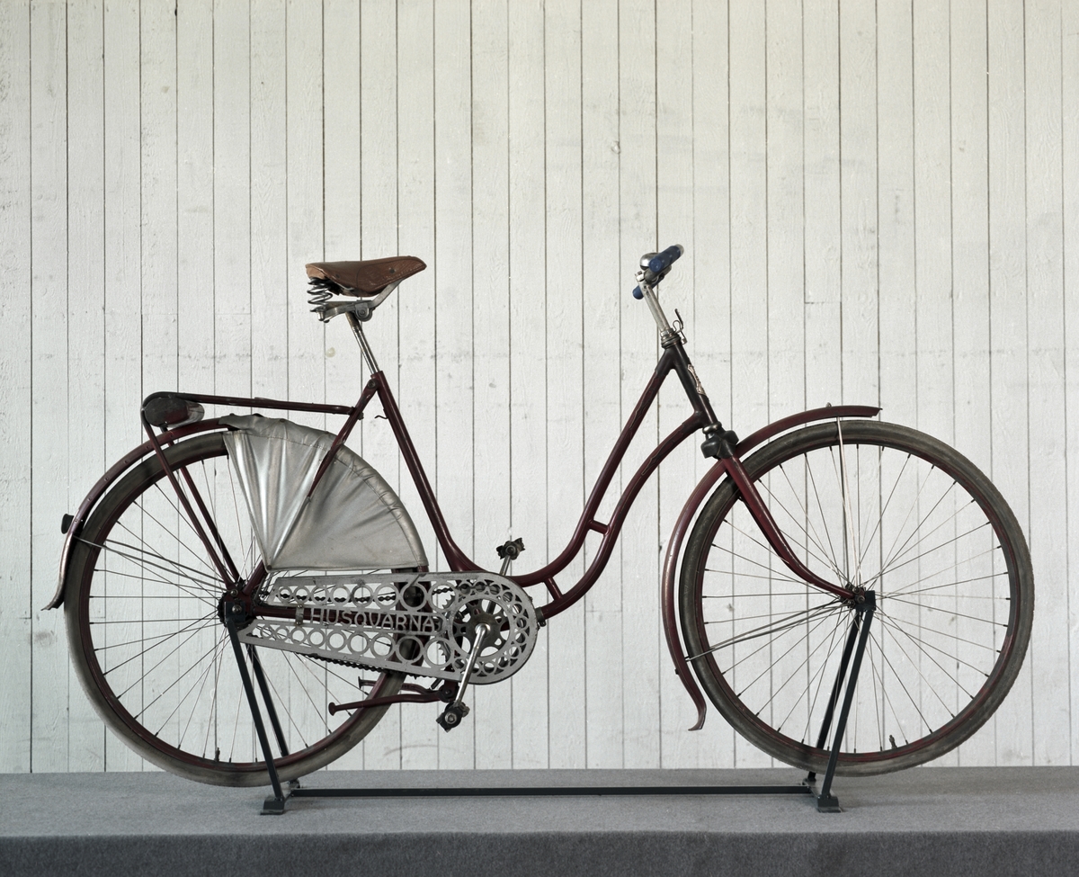 Damvelociped av stål, med gummidäck, 28 tums hjul, brun sadel, parkeringsställ och kjolskydd av galon.