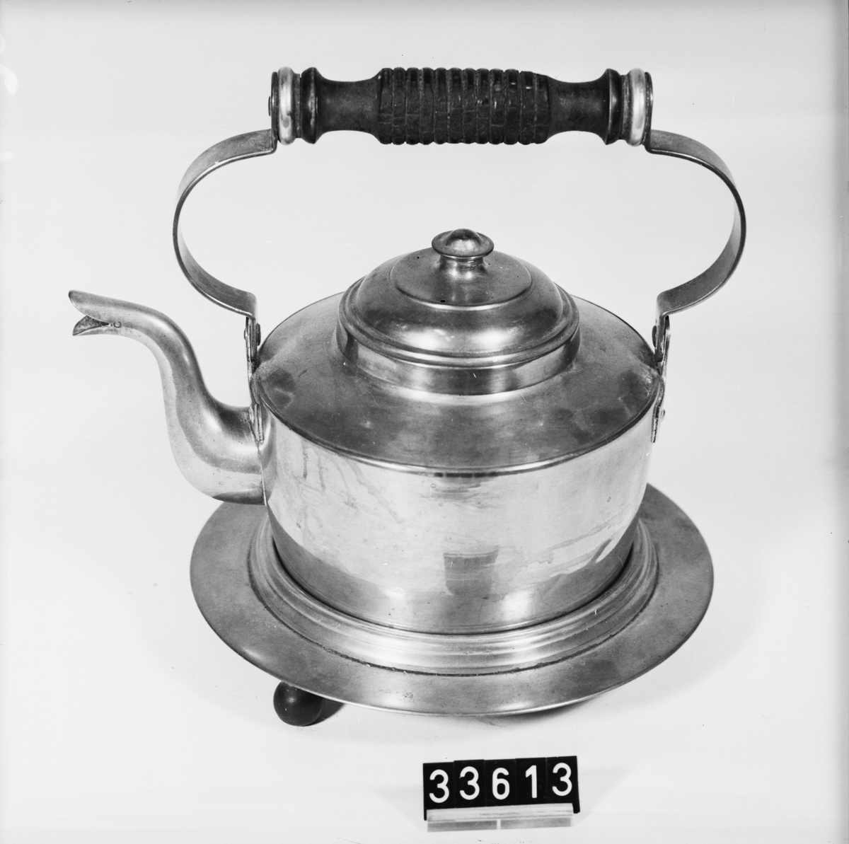 Fabrikstillverkad kaffekanna med bordsplatta. Plattans diameter: 180 mm.
Tillbehör: Platta