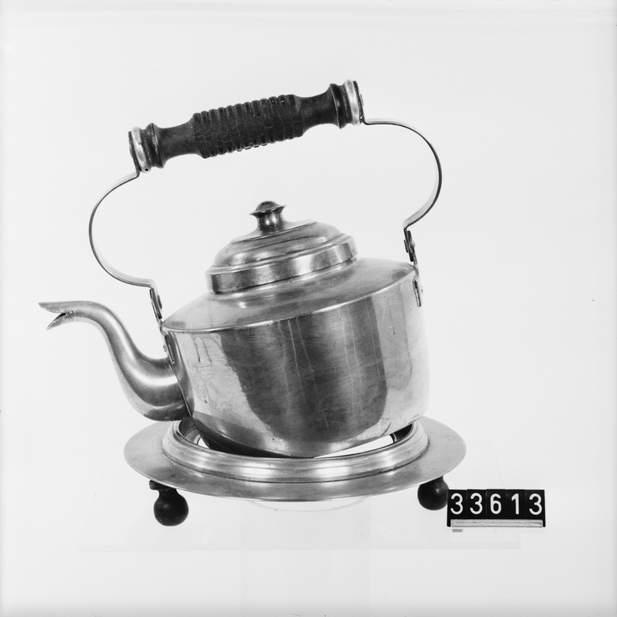 Fabrikstillverkad kaffekanna med bordsplatta. Plattans diameter: 180 mm.
Tillbehör: Platta