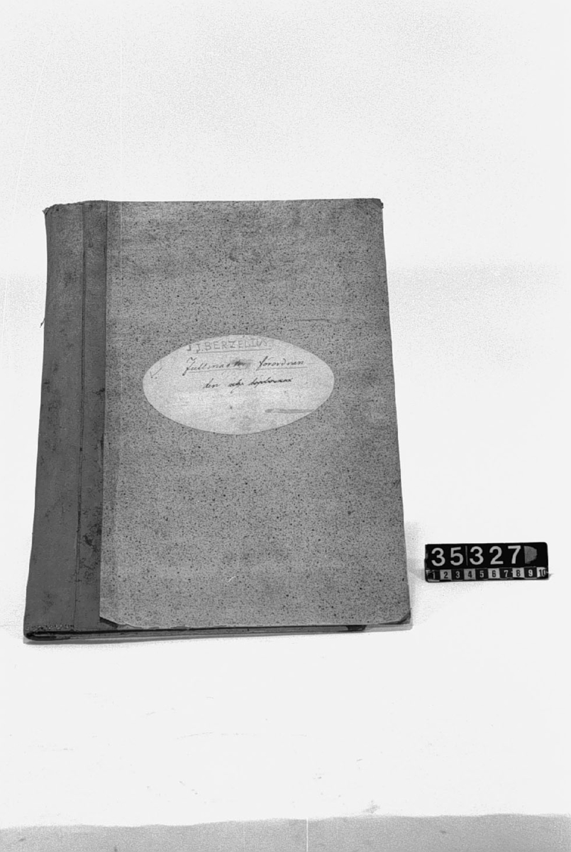 Samlingspärm med segelgarnstrådar i ryggen (31 st), halvfranskt band i folioformat. Pärmen har oval etikett med text: Fullmagter, förordnaden och diplomer. Senare tillskrivet med blyerts: J J Berzelius.