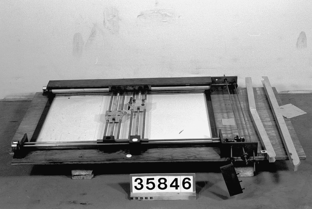 Den nedmonterade enheten TM35357, total längd: 4000, bredd: 250 mm, höjd: 1700 mm, består av In- och utmatningsbord.