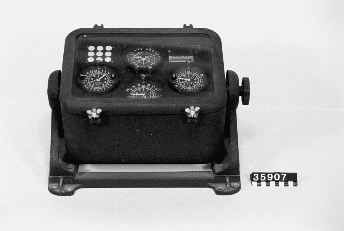 Navigeringsmottagare Decca MK 5. För radionavigering enlig. Deccas hyperbelsystem, Deccas beteckning HK5/typ 133, marinens MFVRK 15904-905, serie 36, mottagare M 3351-103 B. Består av två enheter: mottagare (35.906) med strömställare och kedjeomkopplare samt indikatorenhet (35.907) med tre linjeindikatorer, LI-meter för linjeidentifiering, belysningsomkopplare och lamptablå visande inkopplad kedja.