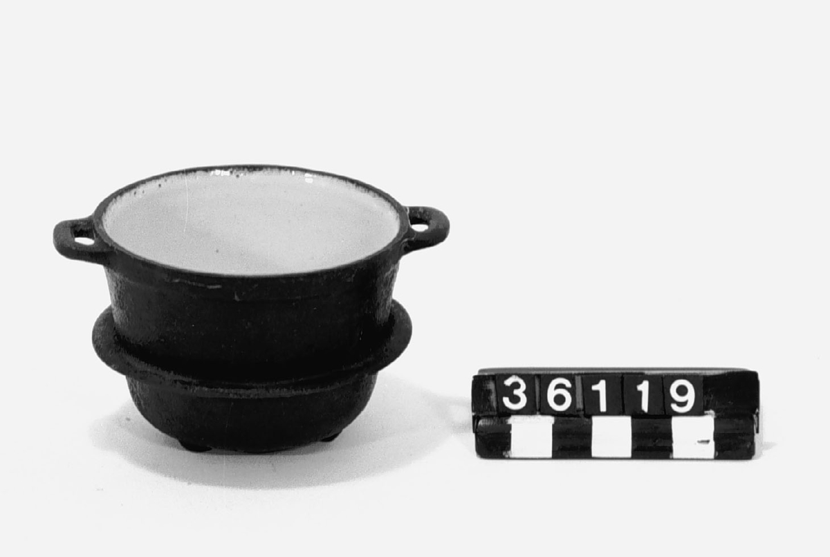 Kittel av gjutjärn. Emaljerad inuti.
Tillbehör: Tillhörande miniatyrvedspis TM 36.116.