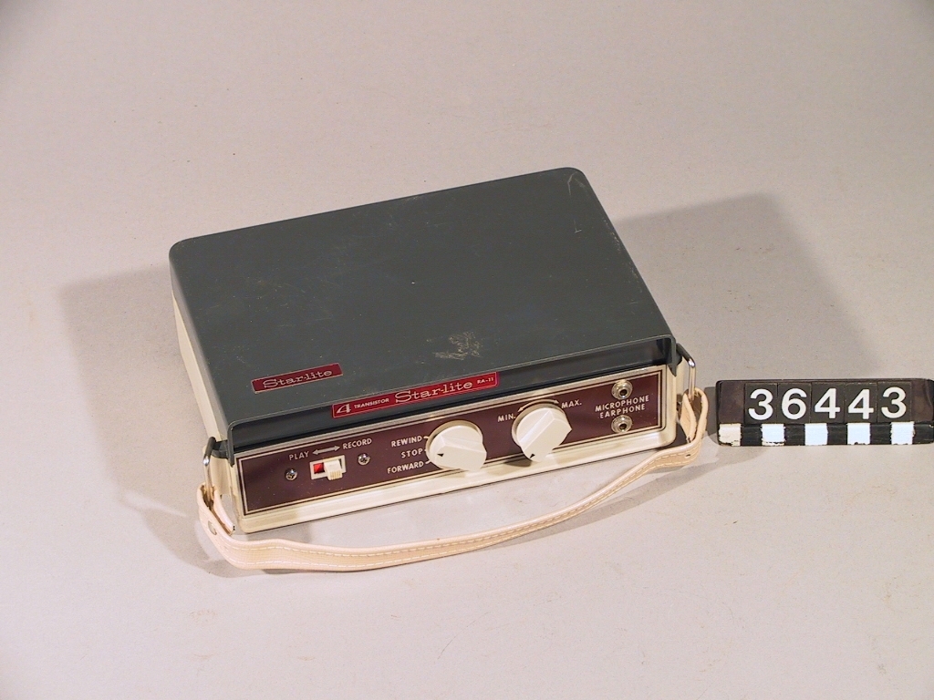 Batteridriven bandspelare med bärhandtag och mikrofon. Drives med 2 st. motorbatterier märke "C", samt ett 9 volt förstärkarbatteri. 2 st spolar för 6 mm band.