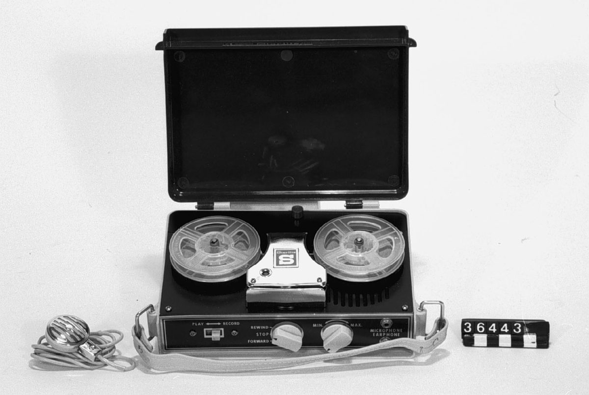 Batteridriven bandspelare med bärhandtag och mikrofon. Drives med 2 st. motorbatterier märke "C", samt ett 9 volt förstärkarbatteri. 2 st spolar för 6 mm band.
