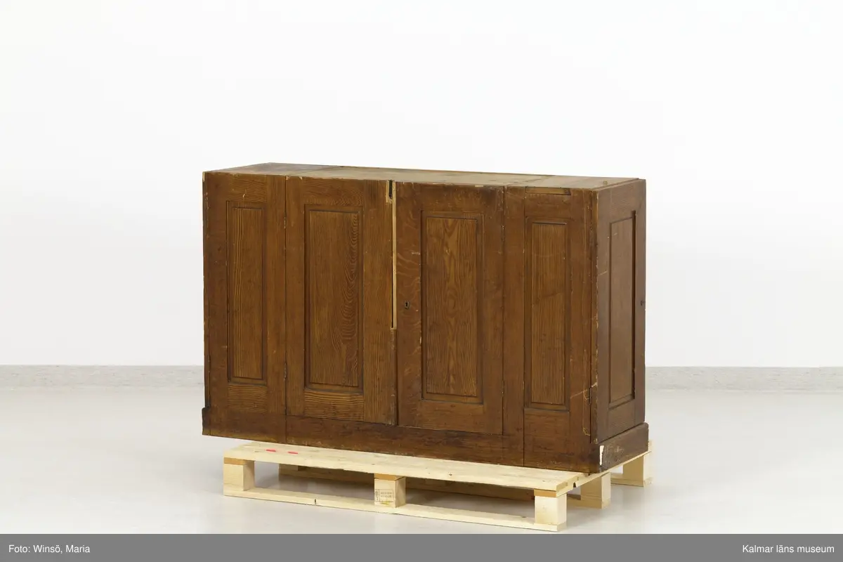 KLM 45471:1-2. Hurts, skrivbordshurts. Två stycken. Avlång hurts utan överdel. Av trä, ådringsmålad i ljusbrun kulör. Hurts :1 har på vardera kortsida en dörr med inbyggt lås. Inuti utrymmena diverse fack och hyllor. På ena långsidan en dubbeldörr med inbyggt lås. Utrymmet är indelat i två fack och åtta hyllplan. På några av hyllplanens främre kant är skrivet: Normal-skrivpapper, Skrivpapper 375x480, Postpapper 47 ark, Läskpapper 8 ark. Hurts :2 har på vardera kortsida utdragbara lådor, ett flertal saknas. Båda hurtsarna är försedda med spegeldörrar/väggar.