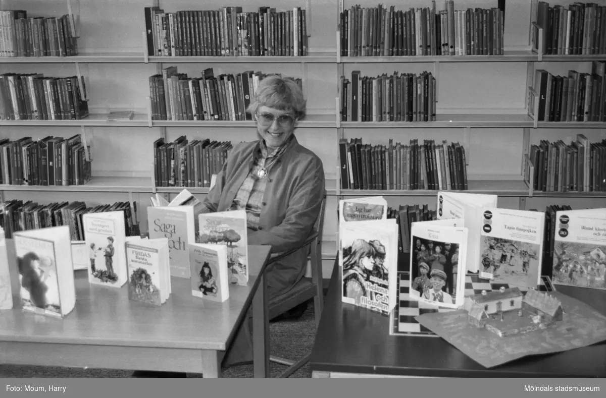 Författarinnan Maj Bylock besöker Kållereds bibliotek, år 1984.

För mer information om bilden se under tilläggsinformation.