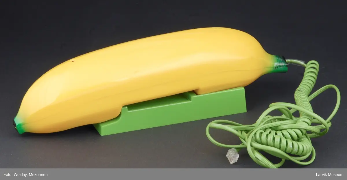 Form: Banan.
Telefon og tastatur i sammen.