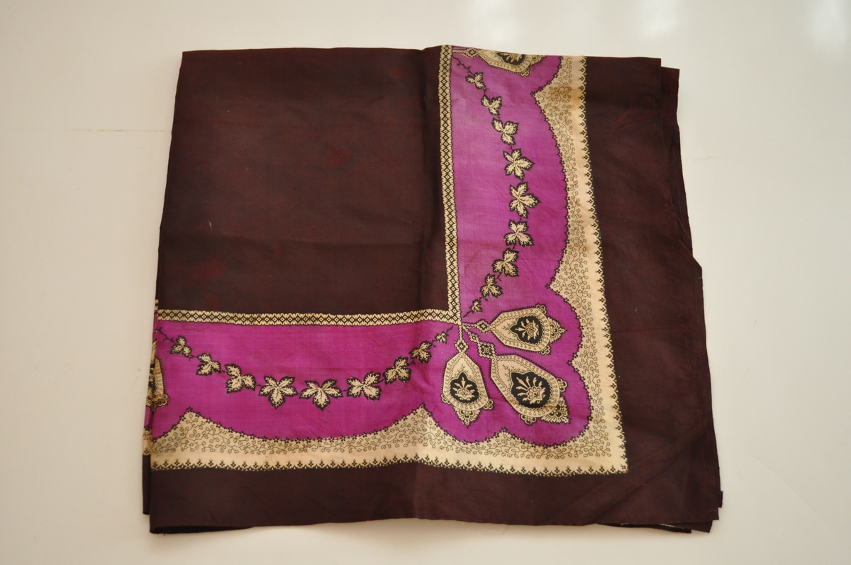 Bord langs alle fire kanter med bladverk, stiliserte blomster og geometriske figurer.