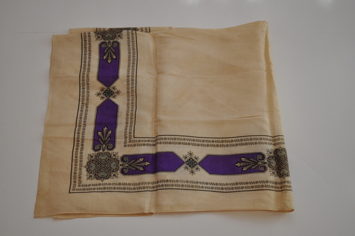 Bord langs alle fire kanter med bladverk, stiliserte blomster og geometriske figurer.