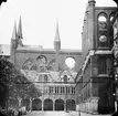 Skioptikonbild med motiv av rådhuset i Lübeck.
Bilden har förvarats i kartong märkt: Lybeck 1901. 8