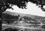 Skioptikonbild med motiv av slott vid floden Neckar vid Neckarsteinach.
Bilden har förvarats i kartong märkt: Resan 1907. Neckar 5. Heilbronn 3. 29. Text på bild: 