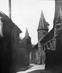 Skioptikonbild med motiv av stadsmuren med vaktgång, i Rothenburg.
Bilden har förvarats i kartong märkt: Rothenburg V. 1902