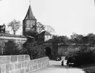 Skioptikonbild med motiv av stadsmuren i Nürnberg.
Bilden har förvarats i kartong märkt: Nürnberg IX. 1901.