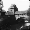 Skioptikonbild med motiv Fleischerbrügge (Slaktarens bro) över floden Pegnitz, Nürnberg.
Bilden har förvarats i kartong märkt: Nürnberg IX. 1901