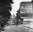 Skioptikonbild med motiv av cyklande man på Marktstrasse vid Shuhhof i Goslar.
Bilden har förvarats i kartong märkt: Resan 1907. Gosslar 9.