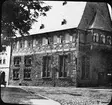 Skioptikonbild med motiv av äldre stenhus i Goslar.
Bilden har förvarats i kartong märkt: Resan 1907. Gosslar 9.