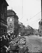 Skioptikonbild med motiv av handel längs gata i Bamberg.
Bilden har förvarats i kartong märkt: Resan 1907. Bamberg. 20. Text på bild: 