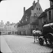 Skioptikonbild med motiv av häst och vagn på gata i Lübeck.
Bilden har förvarats i kartong märkt: Resan 1907. Lübeck 8. 2.