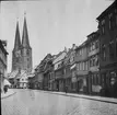 Skioptikonbild med motiv  av gata i Lübeck med Domkyrkan i bakgrunden.
Bilden har förvarats i kartong märkt: Resan 1907. Lübeck 8. 2