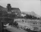 Skioptikonbild med motiv av vy över Oberwesel. Kyrkan och Borgen.
Bilden har förvarats i kartong märkt: Resan 1904. Oberwesel III