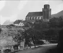 Skioptikonbild med motiv av vy över Oberwesel med kyrkan i centrum.
Bilden har förvarats i kartong märkt: Resan 1904. Oberwesel III